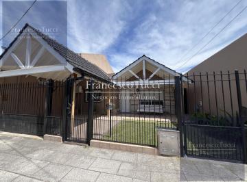 Casa · 106m² · 3 Ambientes · 2 Cocheras · Casa Tipo Chalet en Venta 3 Ambientes en Castelar Norte