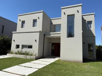 Casa · 174m² · 4 Ambientes · 1 Cochera · Casa Chalet en Venta en Santo Tomas, Derqui, Pilar