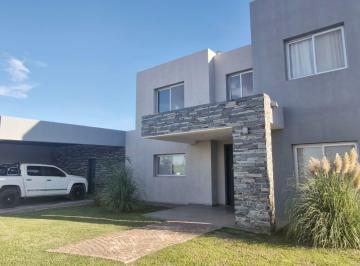 Frente y cochera cubierta p/3 vehículos · Espectacular Casa en Barrio Privado–naturaleza, Confort y Vistas a La Montaña