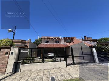 Casa · 240m² · 5 Ambientes · 4 Cocheras · Casa en Venta 5 Ambientes con Pileta en Ituzaingó