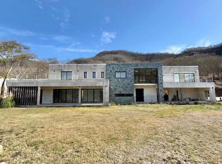Casa · 680m² · 10 Ambientes · 4 Cocheras