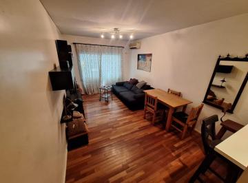 Departamento de 2 ambientes, Vicente López · Dos Ambientes Al Frente en Dúplex con Cochera Impecable