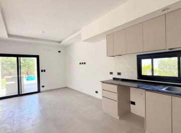 Casa · 205m² · 5 Ambientes · 4 Cocheras · Casa en Venta de 6 Ambientes con Pileta en San Matias a Estrenar