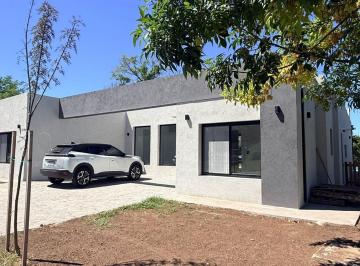 Casa · 205m² · 5 Ambientes · 4 Cocheras · Casa en Venta de 6 Ambientes con Pileta en San Matias a Estrenar