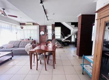 Casa · 216m² · 6 Ambientes · 2 Cocheras · Casa 3 Dorm. en El Paso
