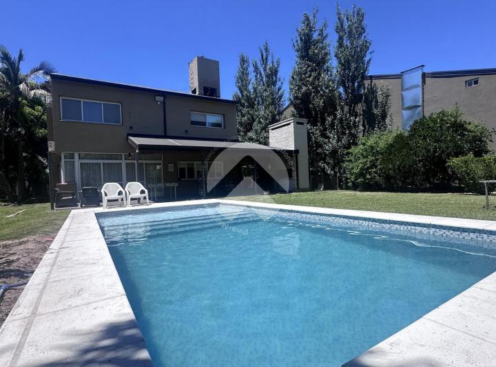 Casa · 216m² · 6 Ambientes · 2 Cocheras