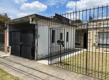 Casa · 115m² · 3 Ambientes · 1 Cochera · Casa 3 Amb. en Gran Lote. Lomas Oeste!