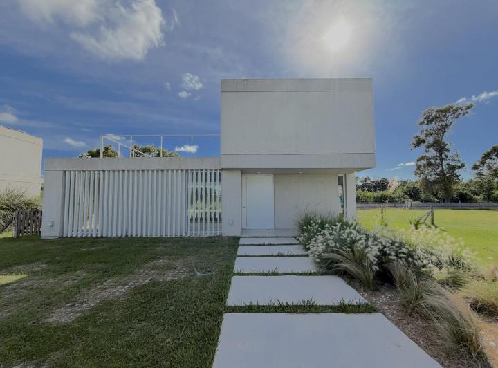 Casa · 700m² · 4 Ambientes · 2 Cocheras