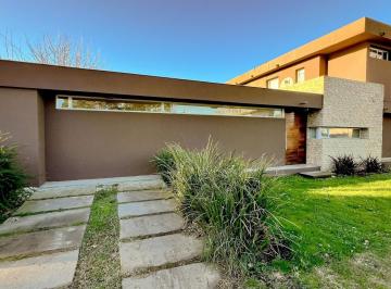 Casa · 290m² · 5 Ambientes · 4 Cocheras · Casa 5 Ambientes con Piscina y Quincho en Acantilados