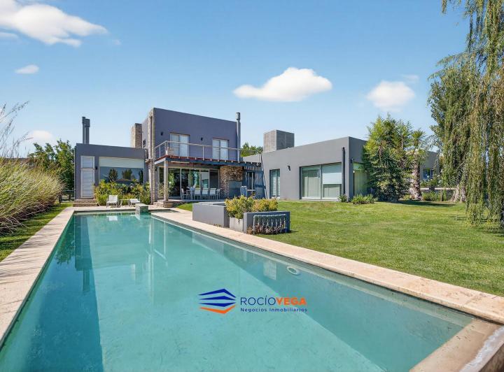 Casa · 179m² · 4 Ambientes · 2 Cocheras