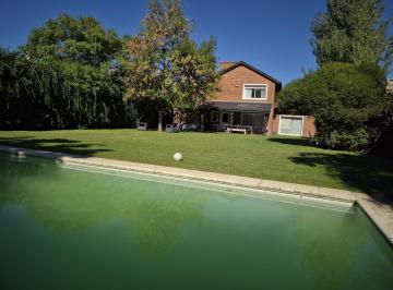 Casa · 220m² · 3 Dormitorios · 1 Cochera · Casa en Venta en Santa Barbara - Inmejorable Ubicación