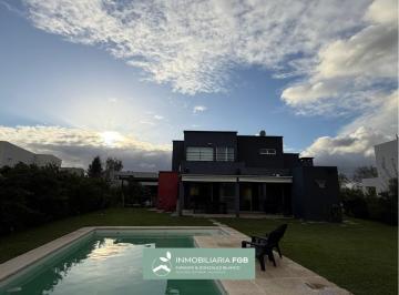 Casa · 220m² · 5 Ambientes · 2 Cocheras · Casa Amoblada con Pileta en Alquiler en Barrio Norte - El Cantón | 3 Dorm. | Cochera Cubierta