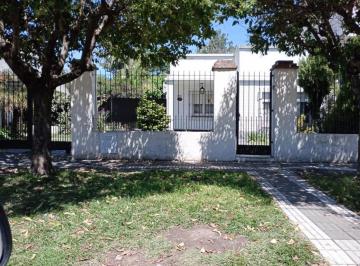 Casa · 180m² · 4 Ambientes · 1 Cochera · Venta de Casa con Quincho y Piscina Construidos en Dos Importantes Lotes
