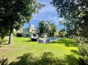 Casa · 300m² · 4 Ambientes · 4 Cocheras · Casa en Venta - Tres Lotes Uno Subdividido - Ideal Proyecto - Super Central - Miraflores Country Club