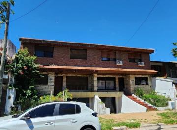 Casa · 141m² · 4 Ambientes · 2 Cocheras · Importante Duplex de 4 Ambientes a Refaccionar con Fondo, Garage en Subsuelo en Venta. Martinez