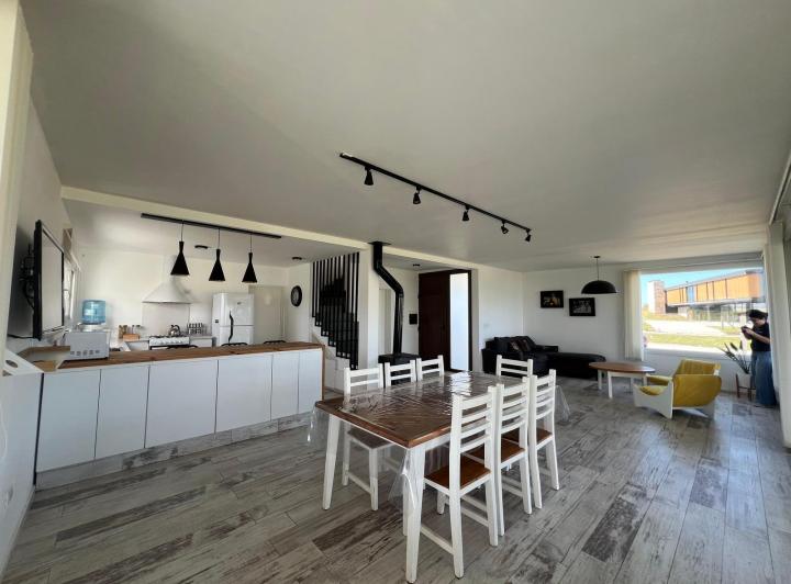 Casa · 249m² · 6 Ambientes · 1 Cochera