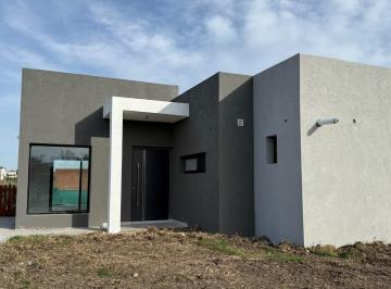 Casa · 106m² · 4 Ambientes · 1 Cochera · Casa Chalet en Venta en Santa Sofía, Pilar del Este, Pilar
