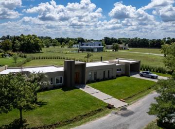 Casa · 310m² · 5 Ambientes · 3 Cocheras · Casa a Estrenar de 5 Ambientes en Venta en Club de Campo Haras San Pablo Lote 281