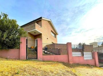 Casa · 541m² · 11 Ambientes · 2 Cocheras · Casa Venta Villa del Lago: 4 D 3 B 2 Coch. Piscina, Todo Lo Que Buscas!