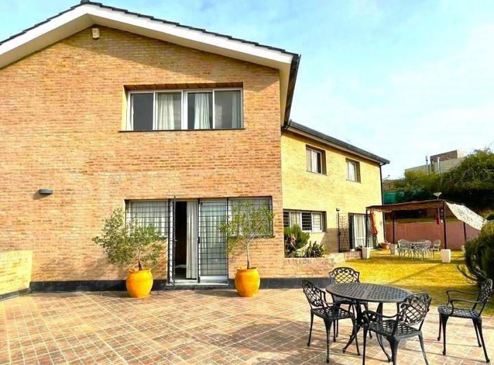 Casa · 541m² · 11 Ambientes · 2 Cocheras