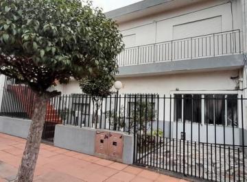 Casa · 253m² · 6 Ambientes · 2 Cocheras · Muy Buena Casa Multifamiliar de 6 Ambientes Sobre Lote de 253 m².