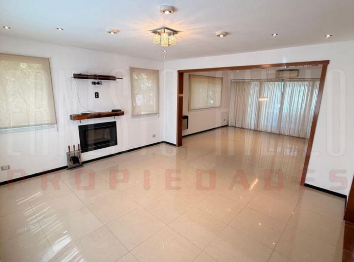 Casa · 1m² · 5 Ambientes · 1 Cochera