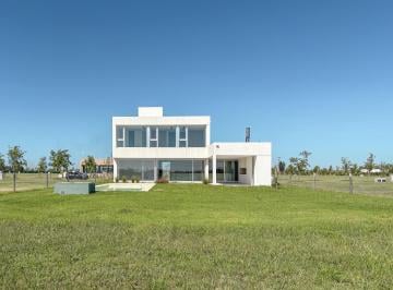 Casa · 205m² · 7 Ambientes · 3 Cocheras · Casa de 4 Dorm. con Pileta, Fondo Al Norte en Vida Club de Campo