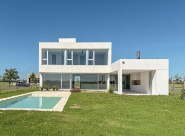 Casa · 205m² · 7 Ambientes · 3 Cocheras · Casa de 4 Dorm. con Pileta, Fondo Al Norte en Vida Club de Campo