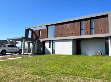 Casa · 300m² · 6 Ambientes · 1 Cochera · Casa Chalet en Venta en La Diligencia, Pilara, Pilar