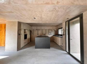 Casa · 254m² · 4 Ambientes · 1 Cochera · Hermosa Casa en Venta Barrio Privado