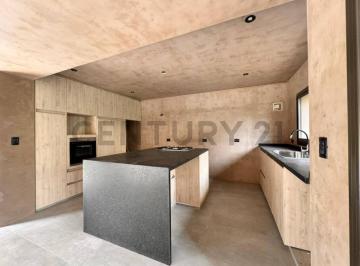 Casa · 254m² · 4 Ambientes · 1 Cochera · Hermosa Casa en Venta Barrio Privado