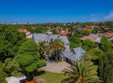 Casa · 860m² · 10 Ambientes · 1 Cochera · Importante Residencia Para Uso Profesional en Los Troncos