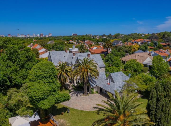 Casa · 860m² · 10 Ambientes · 1 Cochera