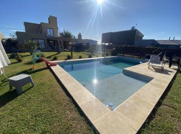 Casa · 203m² · 3 Ambientes · 2 Cocheras · Venta Casa de Calidad 2 Dorm. con Pileta en Punta Chacra