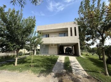 Casa · 200m² · 5 Ambientes · 2 Cocheras · Venta - Casa de Nivel Gerencial en Barrio Privado Jockey - C116