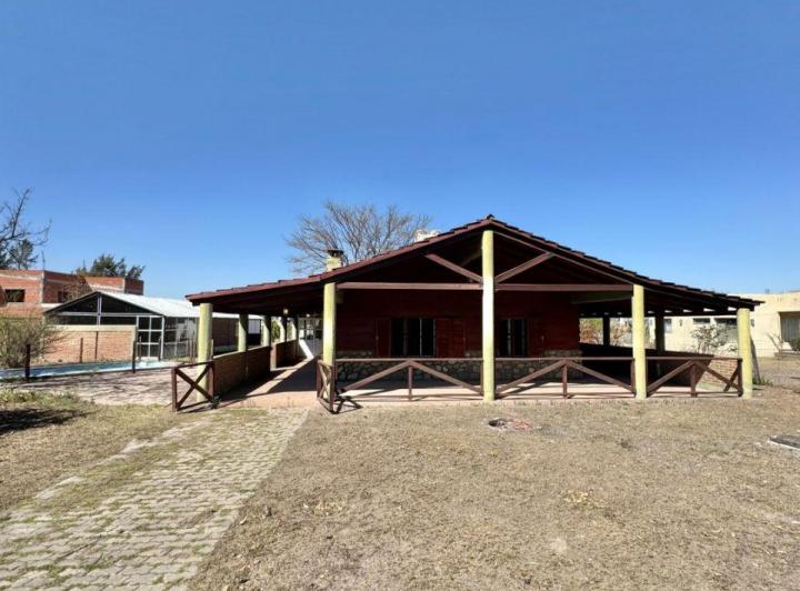 Casa · 300m² · 6 Ambientes · 2 Cocheras