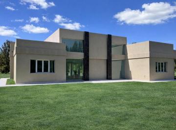Casa · 250m² · 4 Ambientes · 2 Cocheras · Casa en Venta - Campos de Roca II
