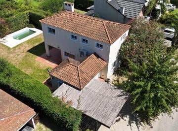 Casa · 115m² · 5 Ambientes · 1 Cochera · Propiedad en Lote Central con Pileta - Jardines de Escobar