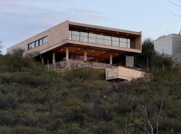 Casa · 213m² · 5 Ambientes · 2 Cocheras · Exclusiva Casa a Estrenar con Vista Única