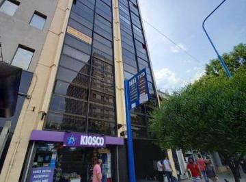 Oficina comercial · 75m² · 6 Ambientes · 1 Cochera · Importante Oficina a La Calle. Cochera. Sobre Av Luro E Independencia.