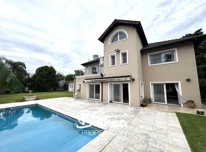 Casa · 370m² · 7 Ambientes · 2 Cocheras