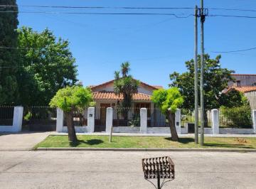 Casa de 4 ambientes, Esteban Echeverría · Casa Sobre 3 Lotes en Luis Guillon