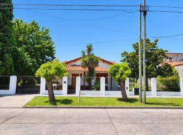 Casa de 4 ambientes, Esteban Echeverría · Casa en Venta Sobre 3 Lotes en Luis Guillón | 780 m² de Terreno, Pileta y Quincho
