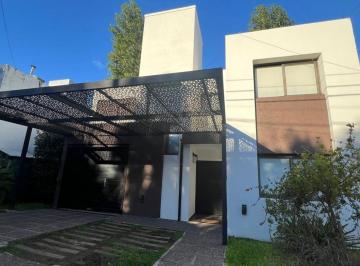 Casa · 220m² · 4 Ambientes · 3 Cocheras · Casa 3 Dorm. La Estanzuela