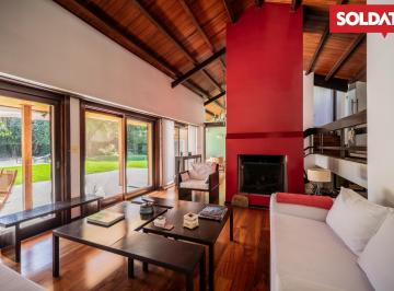 Casa · 340m² · 6 Ambientes · 1 Cochera · Casa de 5 Dorm. Actualizada con Gran Lote y Parque en Las Lomas