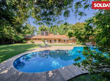 Casa · 340m² · 6 Ambientes · 1 Cochera · Casa en Venta de 5 Dorm. con Gran Parque en Lomas de San Isidro - Lista Para Entrar