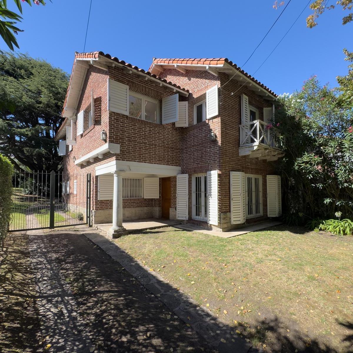 Chalet 5 amb, 225m² en Güemes con gran parque y 4 coch.