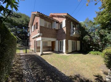 Casa · 225m² · 5 Ambientes · 4 Cocheras · Chalet de Estilo en Guemes con Gran Parque
