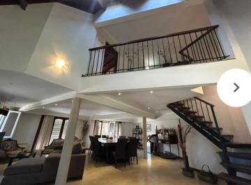 Casa · 270m² · 5 Ambientes · Casa de Categoria en Venta
