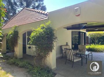 Casa · 900m² · 4 Ambientes · 2 Cocheras · Casa Venta un Dormitorio Jardin Piscina Quincho Parada 14 Funes